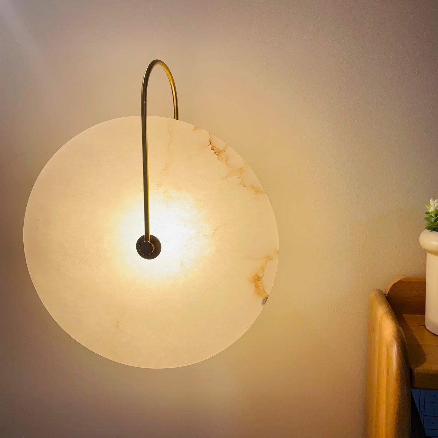Alabaster LED Wall Sconce – A Touch of Elegance and Serenity in Illumination